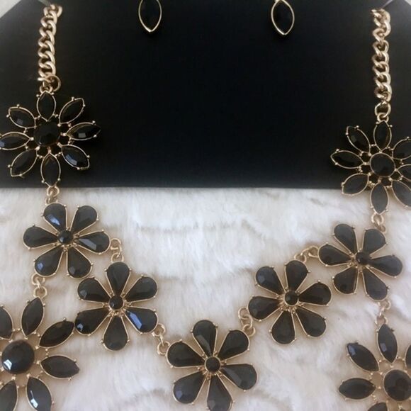 Gold and Black Necklace‎ Set - Picture 3 of 4